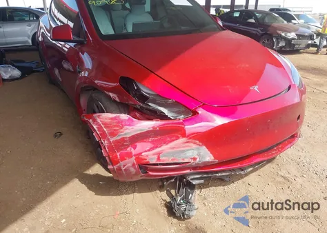 2024 Tesla Model Y Long Range Dual Motor All-Wheel Drive z USA, uszkodzony, nr VIN 7SAYGAEE7RF149712